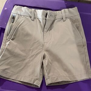 Vineyard vines performance shorts size 6 
Grey